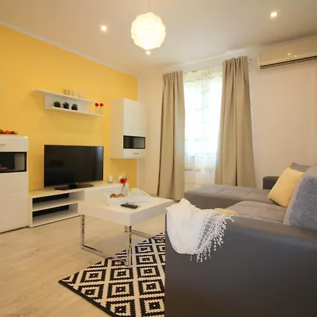 Apartment Lorena With Pool