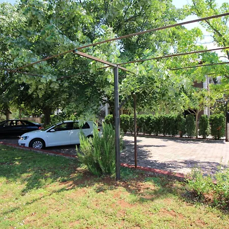 Lorena With Pool Πόρετς