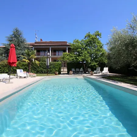 Apartment Lorena With Pool