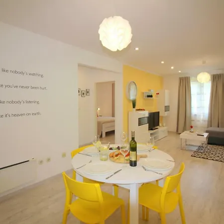 Lorena With Pool * Πόρετς